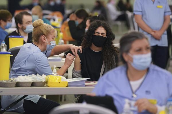 Nguy cơ nhập viện vì Omicron thấp, Malaysia siết chặt xuất cảnh