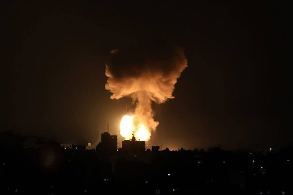 Israel ném bom dữ dội xuống Dải Gaza