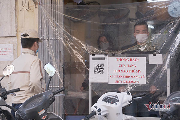 3 quận, huyện ở Hà Nội cấm bán hàng ăn uống tại chỗ