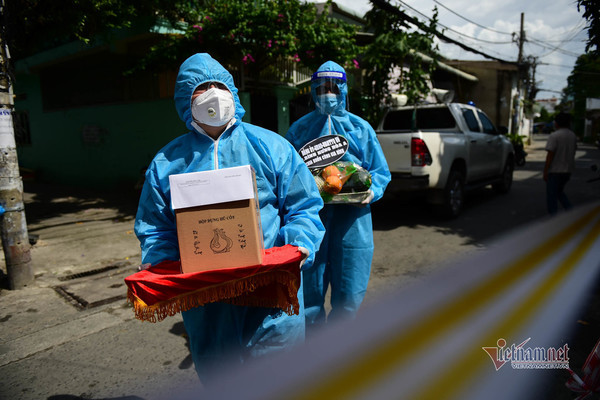 Những khoảnh khắc tình người trong đại dịch Covid-19 ở TP.HCM