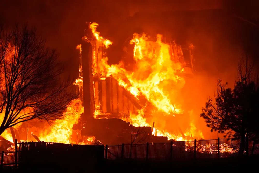 Hình ảnh thảm họa cháy rừng thiêu rụi gần 1.000 ngôi nhà tại Mỹ