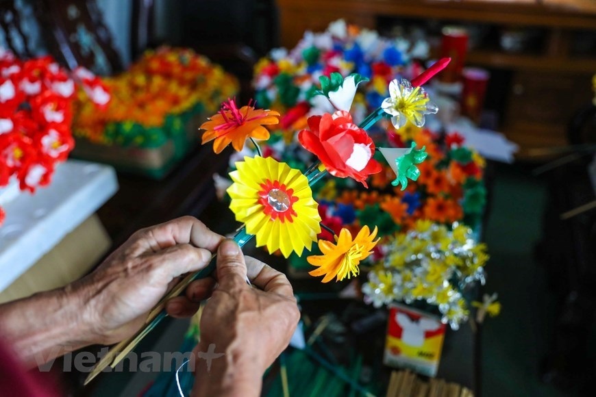 300-year-old craft village makes lifelike paper flowers