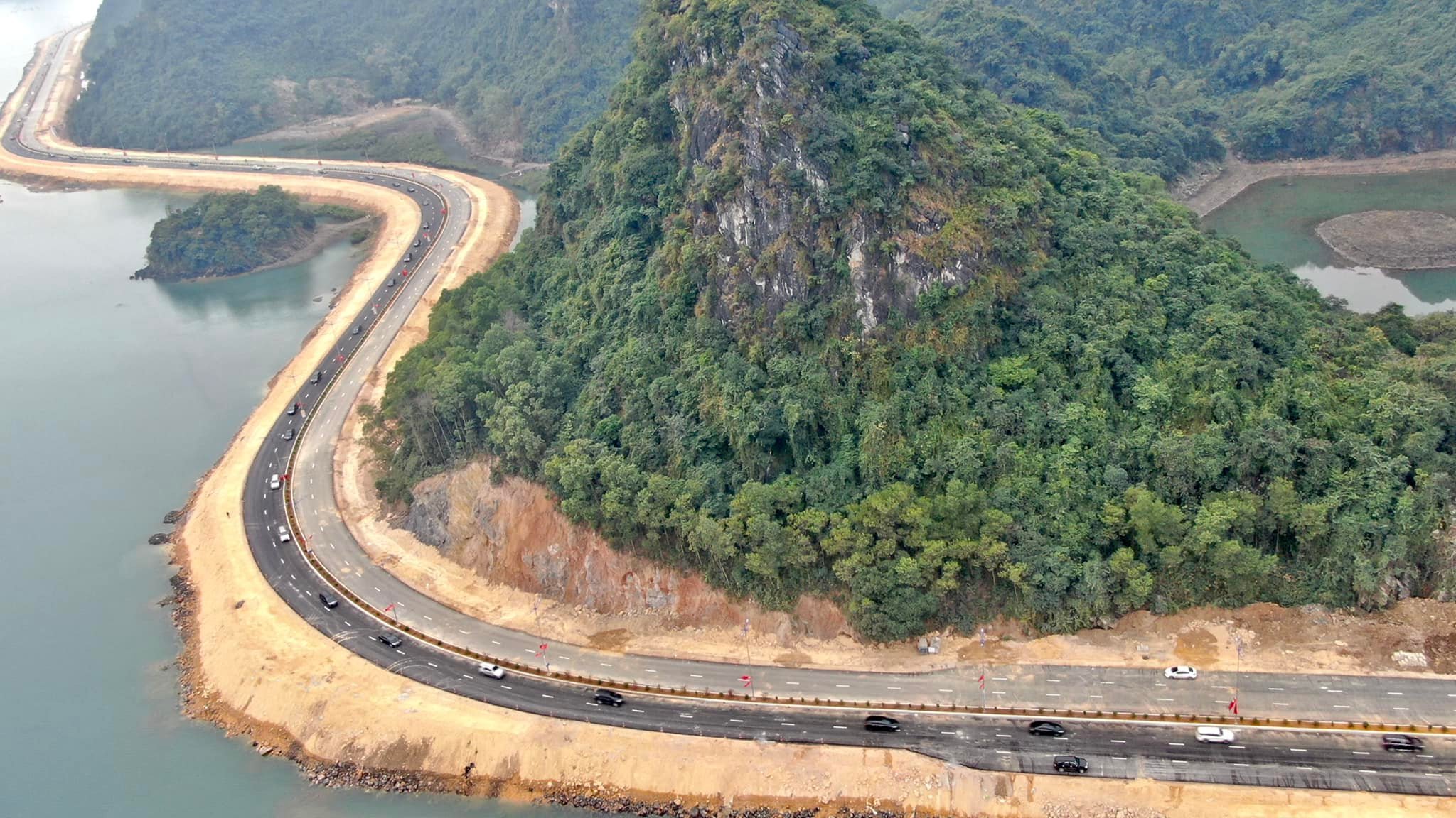 Cầu Tình Yêu và đường bao biển Hạ Long - Cẩm Phả được đưa vào khai thác