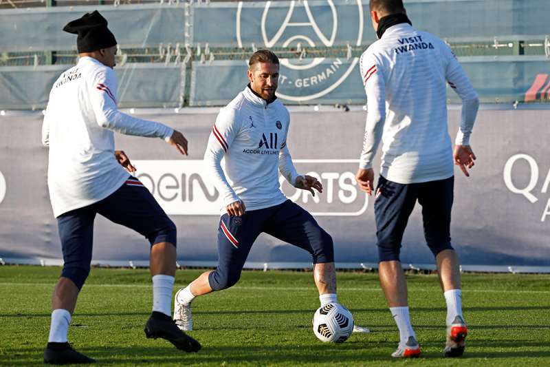 PSG bùng phát Covid-19, Messi vắng bóng trên sân tập