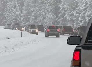 "Khôn lỏi" lấn làn trên đường băng tuyết, xe SUV bị ép lùi cả đoạn dài