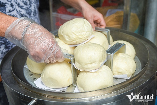 Quán bánh bao Hà Nội 30 năm tuổi 'vừa chảnh vừa đắt', khách xếp hàng dài chờ mua