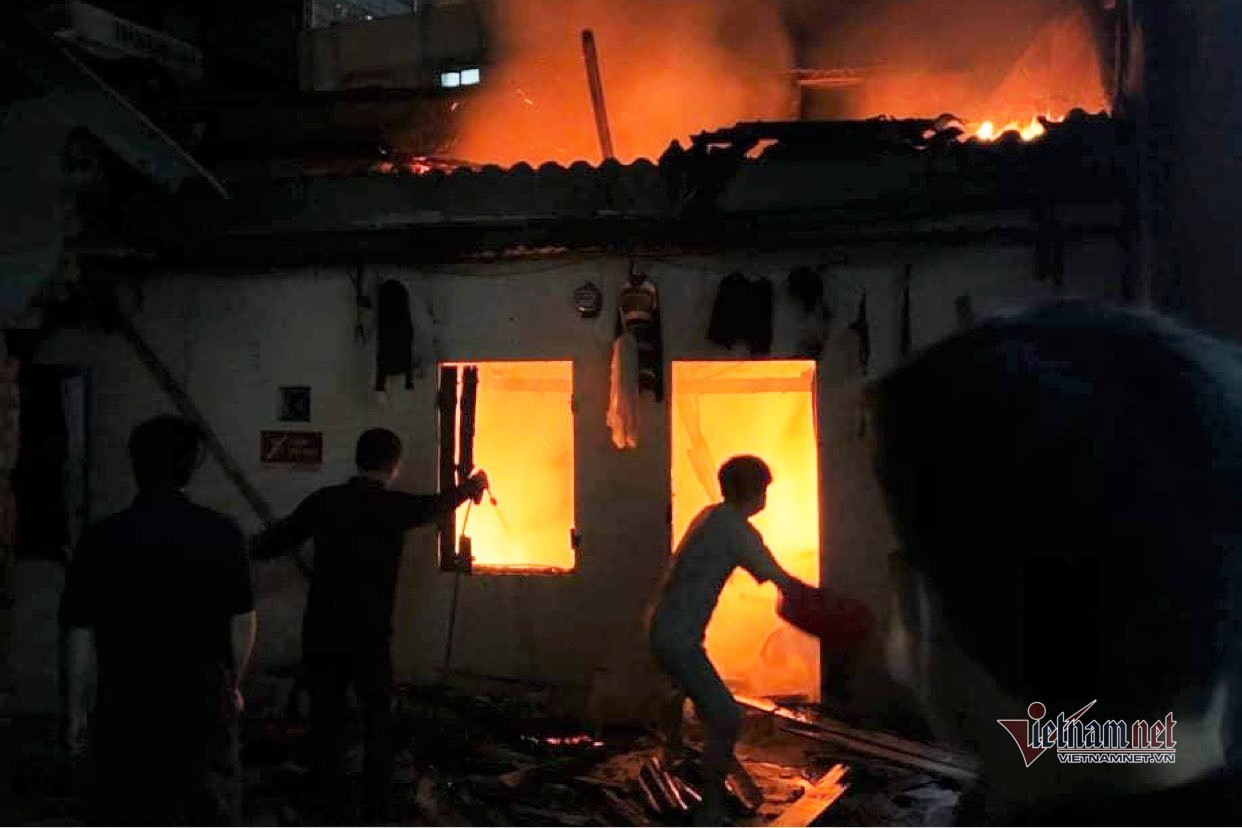 Hà Nội: Nhà trọ bốc cháy dữ dội sau tiếng nổ lớn, 3 người tử vong