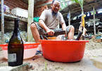 'Dị nhân' 15 năm nhặt vỏ chai về xây ngôi nhà độc lạ ở Quảng Nam