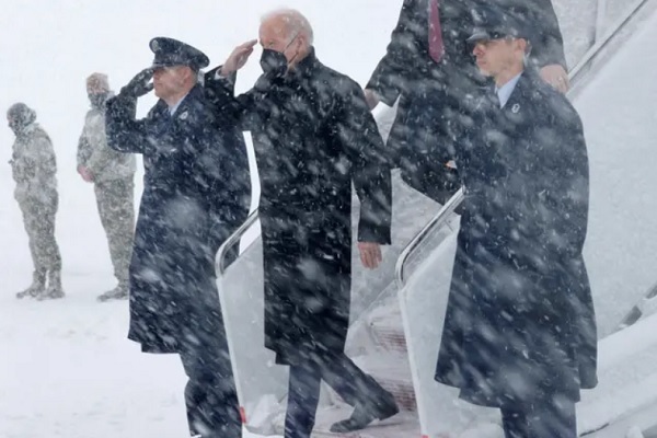 Video ông Biden mắc kẹt trên chuyên cơ vì bão tuyết