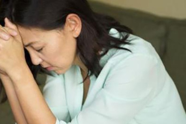 5 năm sau cưới con dâu chưa có bầu, lật tấm chăn lên mẹ chồng òa khóc
