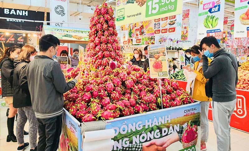 Thanh long chất núi trong siêu thị, mấy khi được ăn hàng xịn giá rẻ