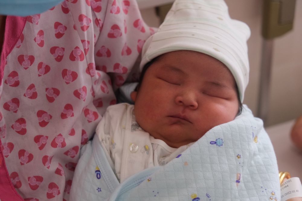 Thai phụ ngỡ ngàng vì sinh con nặng đến 5kg