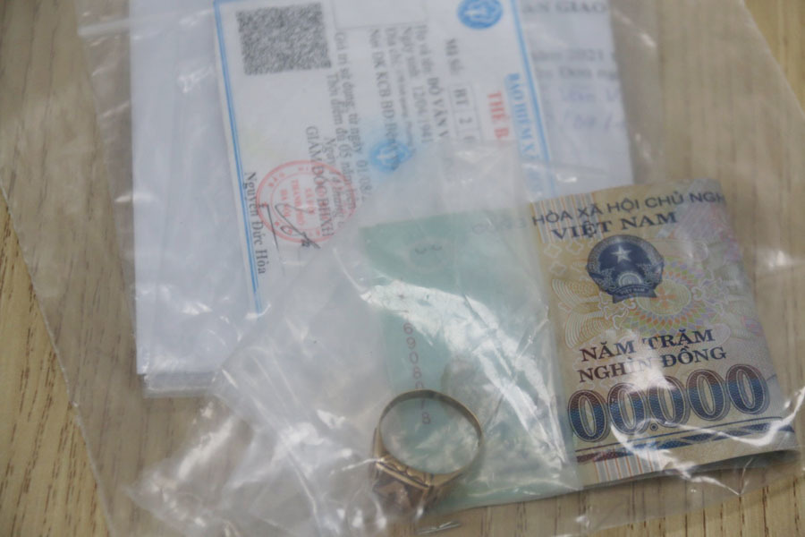 Kỷ vật hơn 1 cây vàng của người phụ nữ qua đời vì Covid-19 để lại ở bệnh viện