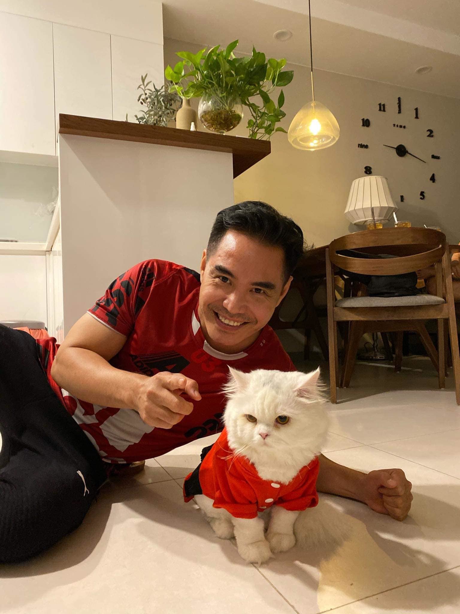 Diễn viên Trung Dũng U50: Sống một mình bình yên bên chú mèo nhỏ