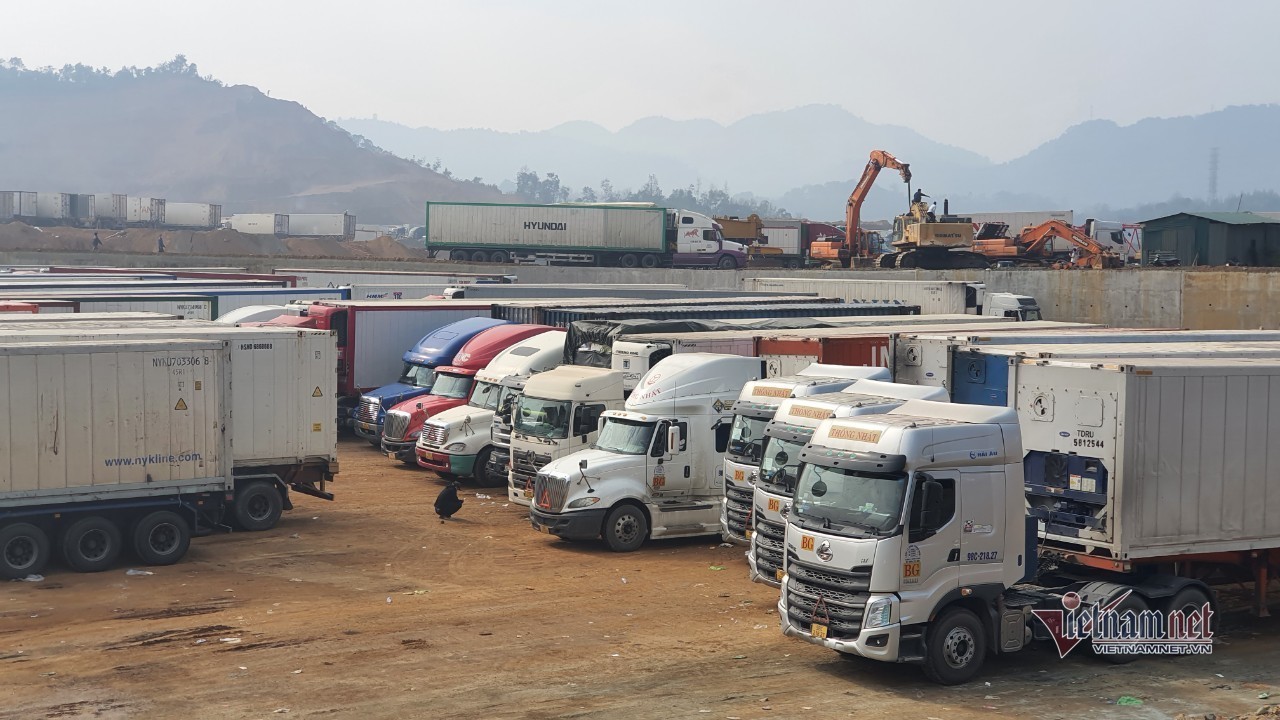 Trucks stuck at border gates put farmers under pressure