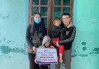 Trao hơn 21 triệu đồng tới hai đứa trẻ mồ côi mẹ ở Hà Tĩnh