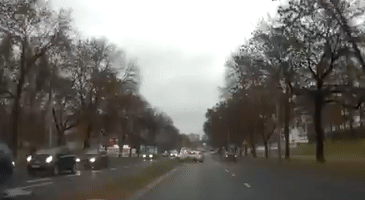 Phẫn nộ, tài xế lái xe BMW phi qua dải phân cách để quay đầu