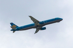 Unknown man calls Vietnam Airlines, threatens to shoot down plane heading to Hanoi from Japan
