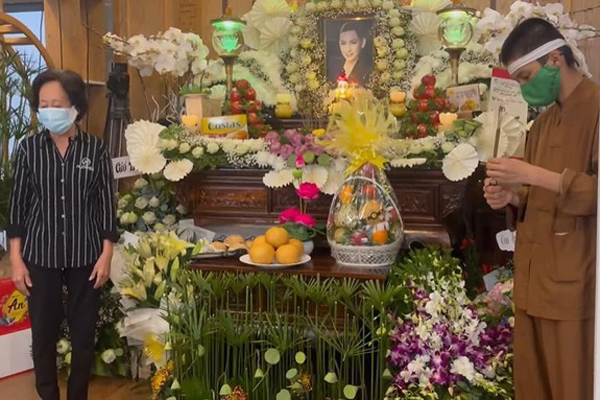 Xôn xao hình ảnh mẹ Hồ Văn Cường 1 mình xuất hiện tại lễ cúng 100 ngày của Phi Nhung?