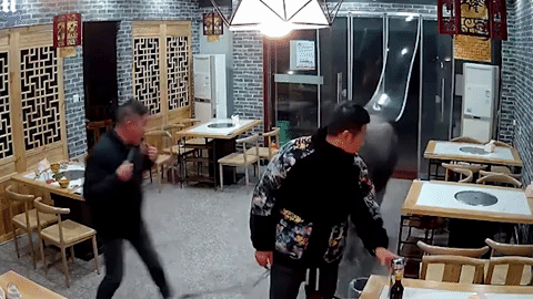 Trâu 'điên' hung hãn bất ngờ lao vào nhà hàng húc tung khách lên trời