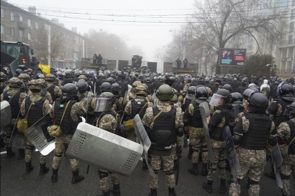 Hàng chục người biểu tình, cảnh sát Kazakhstan thiệt mạng vì bạo động