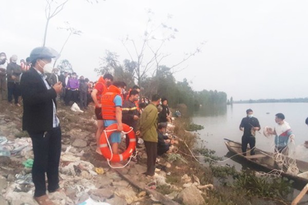 Lật thuyền trên sông, một người đàn ông tử vong