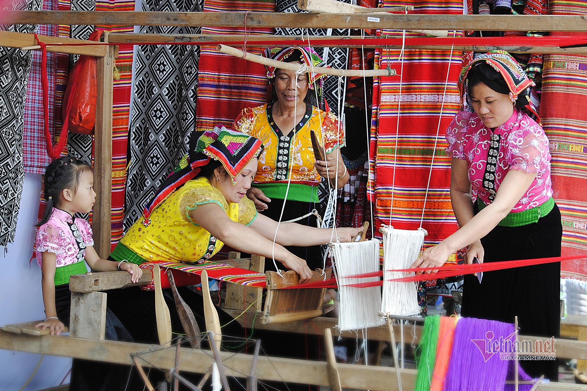 Nét đẹp dịu dàng của trang phục phụ nữ các dân tộc ở Sơn La
