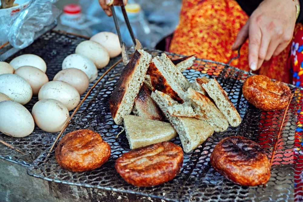 Loại bánh 'nặng trình trịch' gần nửa cân mỗi chiếc, phải lên tận Hà Giang mới có