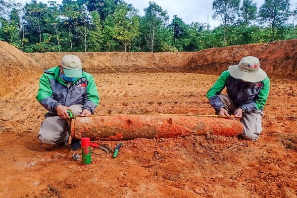 Bom dài hơn 1,5m, nặng gần 230kg lộ thiên khi đào ao thả cá