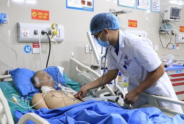 Nam thanh niên 24 tuổi hôn mê, suy đa tạng sau khi uống rượu táo mèo