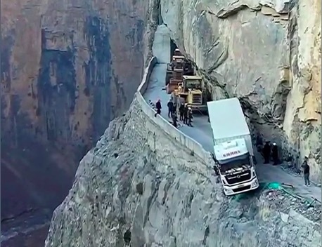 Cảnh giải cứu ngoạn mục xe tải mắc kẹt ở lưng chừng núi