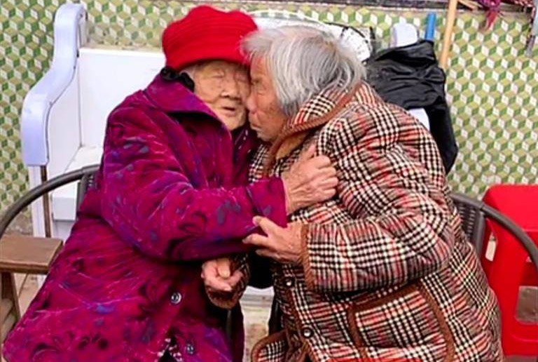 Mẹ 97 tuổi tìm thấy con gái thất lạc 75 năm nhờ một video trên mạng