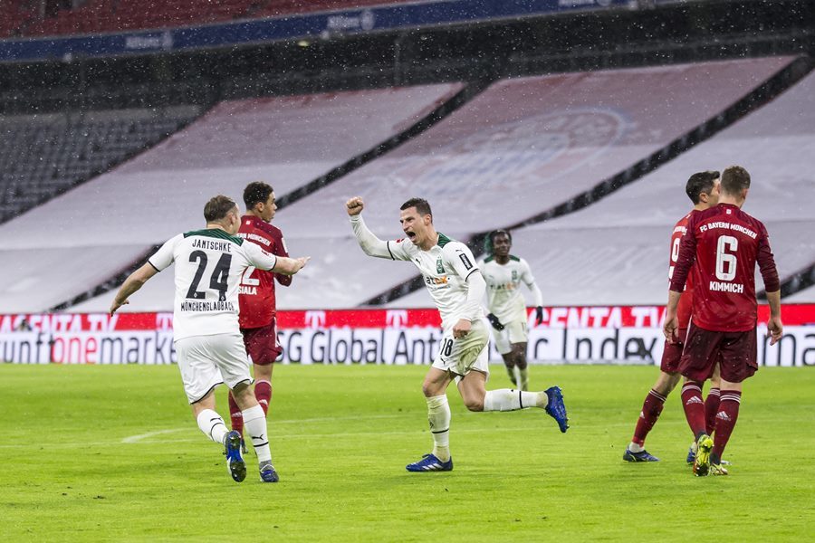 Lewandowski lập công, Bayern vẫn ôm hận trước M’gladbach