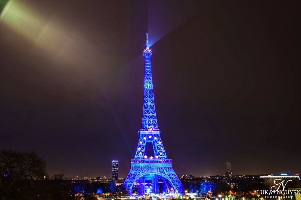 Du khách ngỡ ngàng nhìn tháp Eiffel, Khải hoàn môn 'biến hình' kỳ lạ