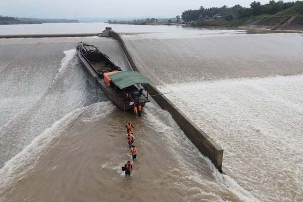 Vụ lật tàu trên sông: Phó giám đốc Sở bị kiểm điểm vì không mặc áo phao