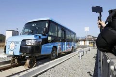 Chiêm ngưỡng xe buýt lai tàu hỏa độc, lạ ở Nhật