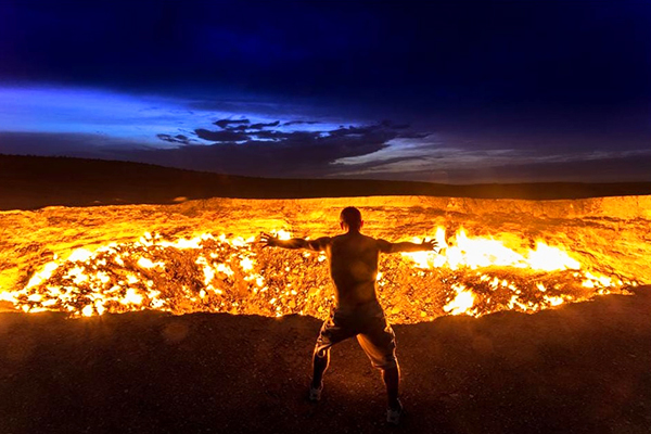 Giải mã bí ẩn 'Cổng Địa ngục' rực cháy trên sa mạc suốt 50 năm