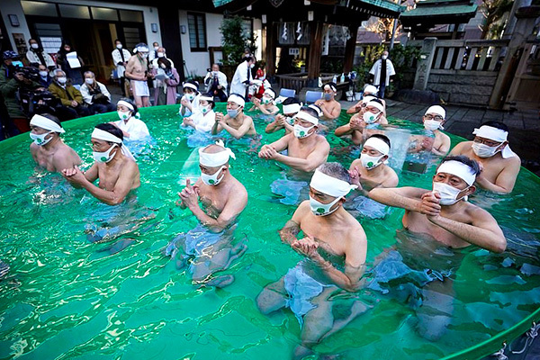 Người Nhật khỏa thân tắm nước đá giữa trời giá lạnh, cầu cho Covid-19 chóng qua