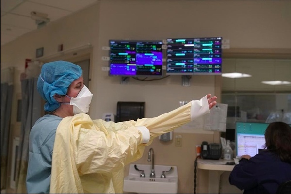 Mỹ bỏ khẩu trang, Anh ngừng cách ly với người nhiễm Covid-19