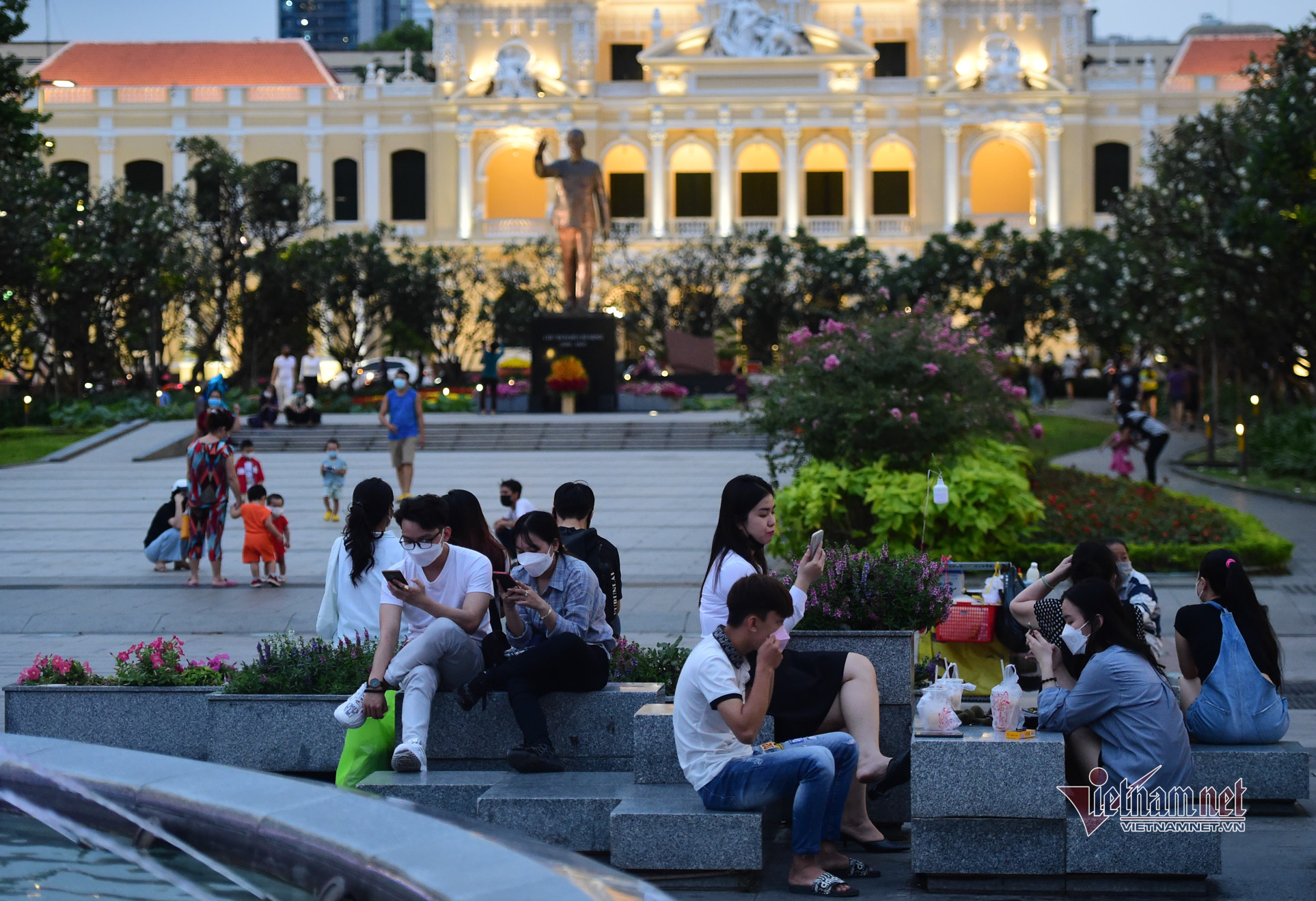 Sài Gòn 'vùng xanh' rộn ràng sắc xuân đón năm mới