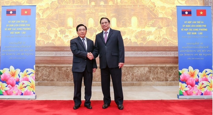 Vietnamese, Lao PMs witness signing of nine cooperation documents