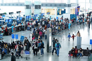 Aviation sector proposes limiting combo flights at Noi Bai and Tan Son Nhat airports