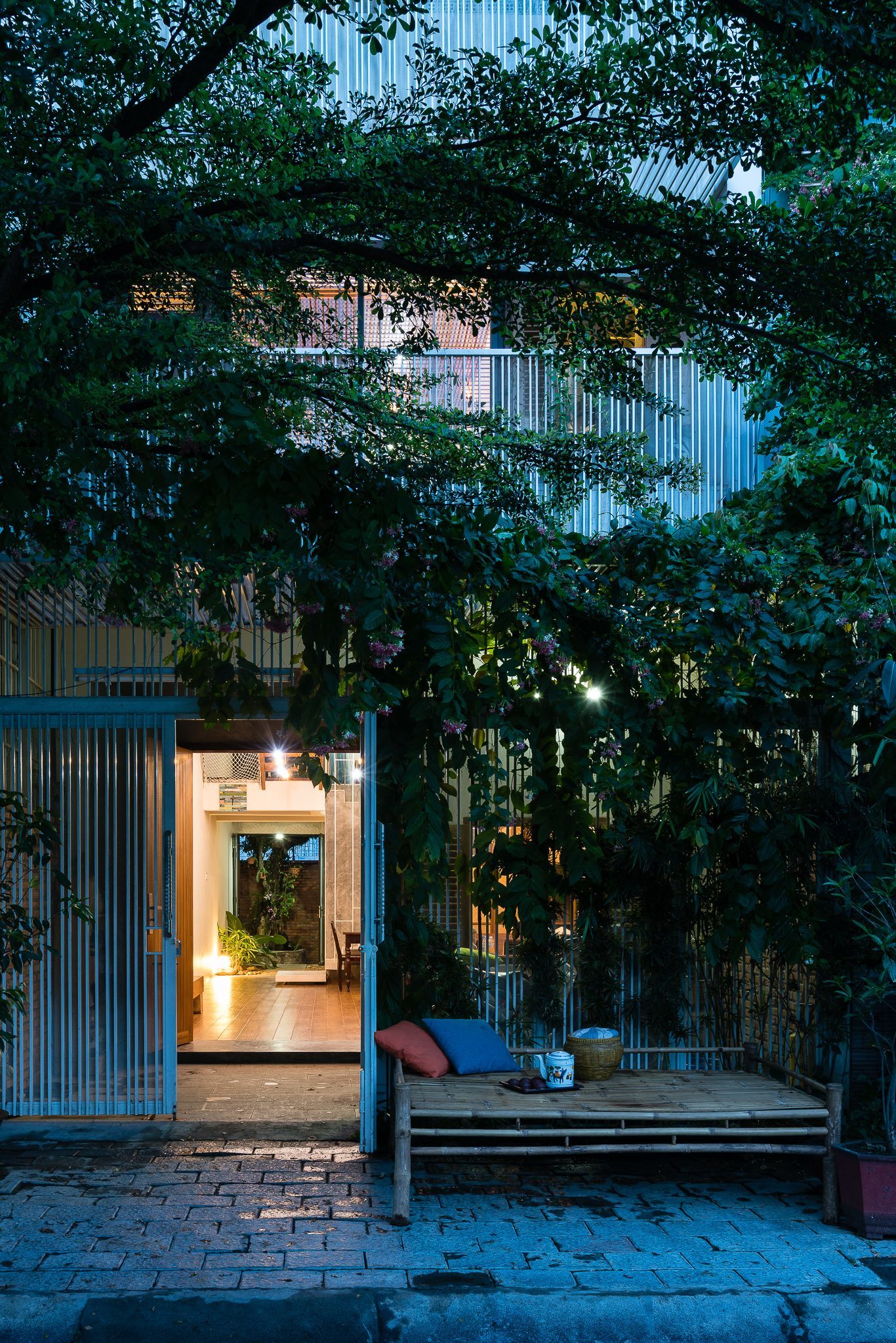 Ngôi nhà cho 3 thế hệ ẩn mình dưới tán cây xanh, mặt tiền như tấm rèm