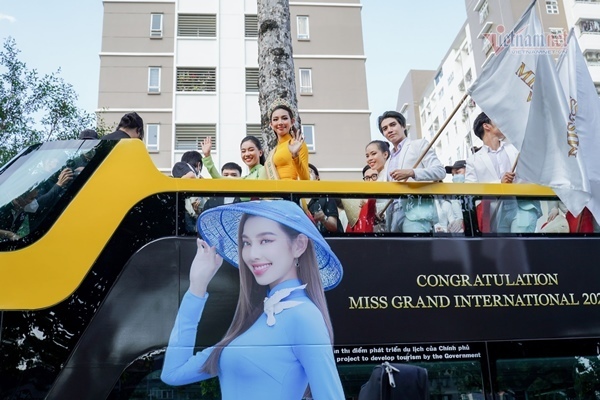Thùy Tiên diễu hành trên đường phố TP.HCM mừng ngôi hoa hậu
