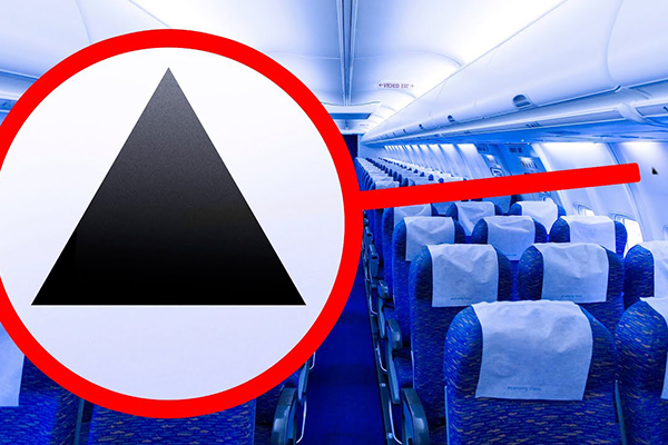Tam giác đen bé xíu trên cửa sổ giữa máy bay là gì mà có tác dụng 'sống còn' với chuyến bay?