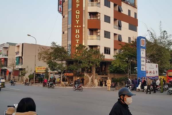 Hàng chục cảnh sát bao vây, khám xét khách sạn Điệp Quy ở Thái Bình
