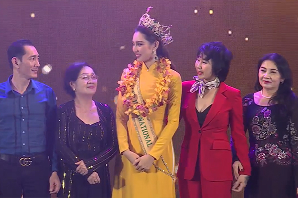 Hoa hậu Thùy Tiên khóc nức nở khi giao lưu với 3.000 khán giả