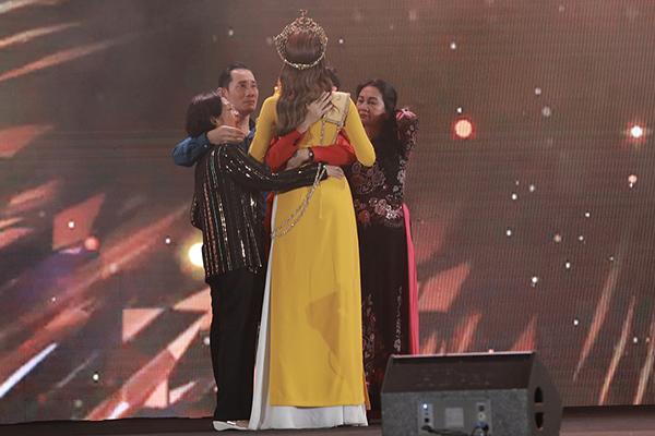 Hoa hậu Thùy Tiên khóc nức nở khi giao lưu với 3000 khán giả