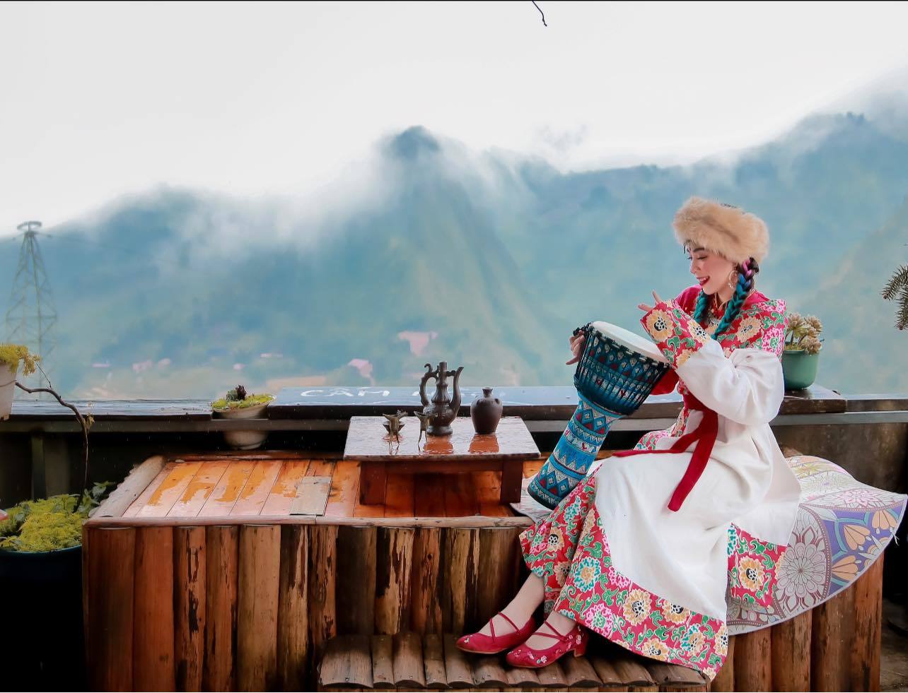 Hãy cùng chiêm ngưỡng vẻ đẹp hoang sơ và hiền lành của một thiếu nữ du mục Mông Cổ trong bức ảnh đầy bình yên và sức sống này.