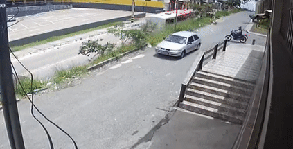 Tài xế say rượu, lái xe bay lên nóc xe khác như phim hành động